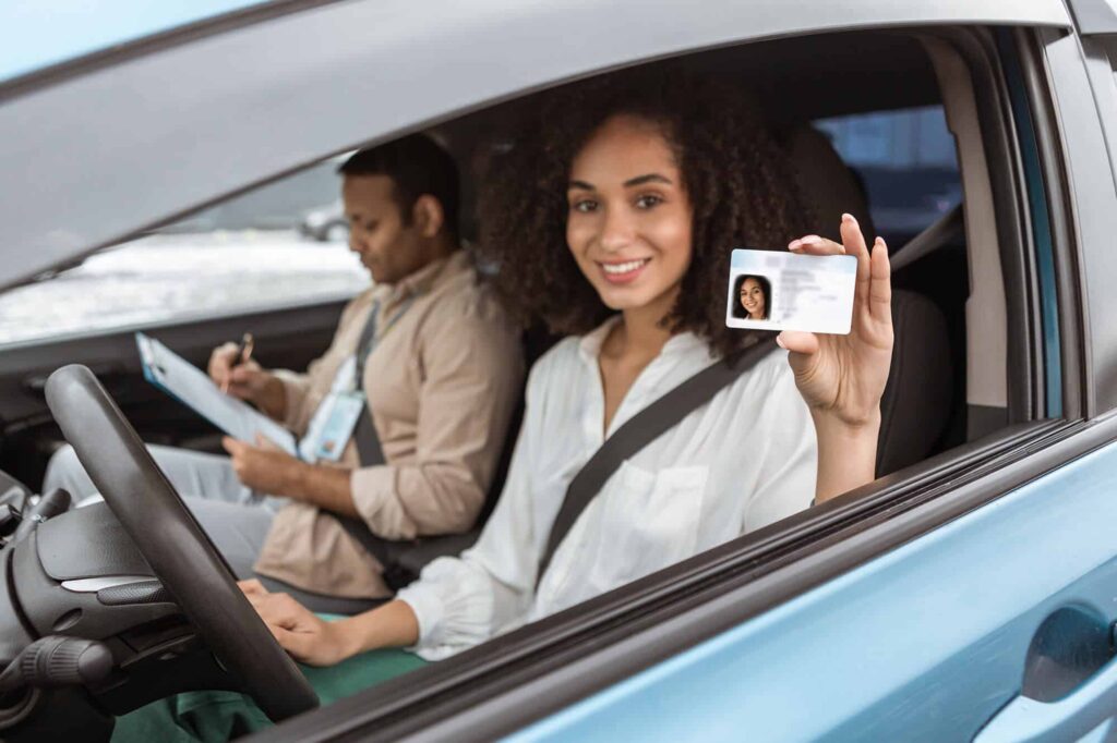 Femme arabe enjouée montrant sa carte de permis de conduire