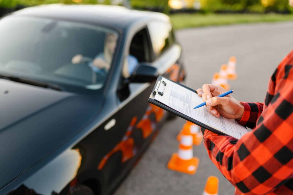 Instructeur avec liste de contrôle et examen de la femme dans la voiture