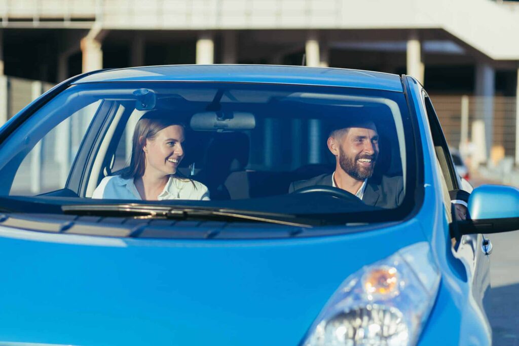 Homme moniteur d'auto-école et femme auto-école