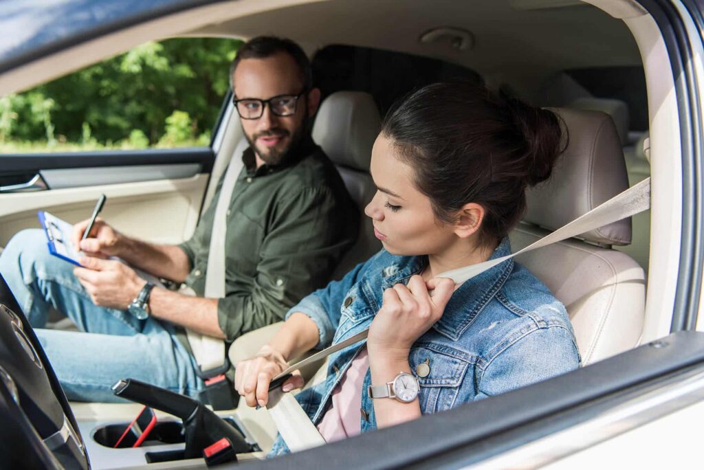 Élève attachant sa ceinture de sécurité dans une voiture pendant la conduite
